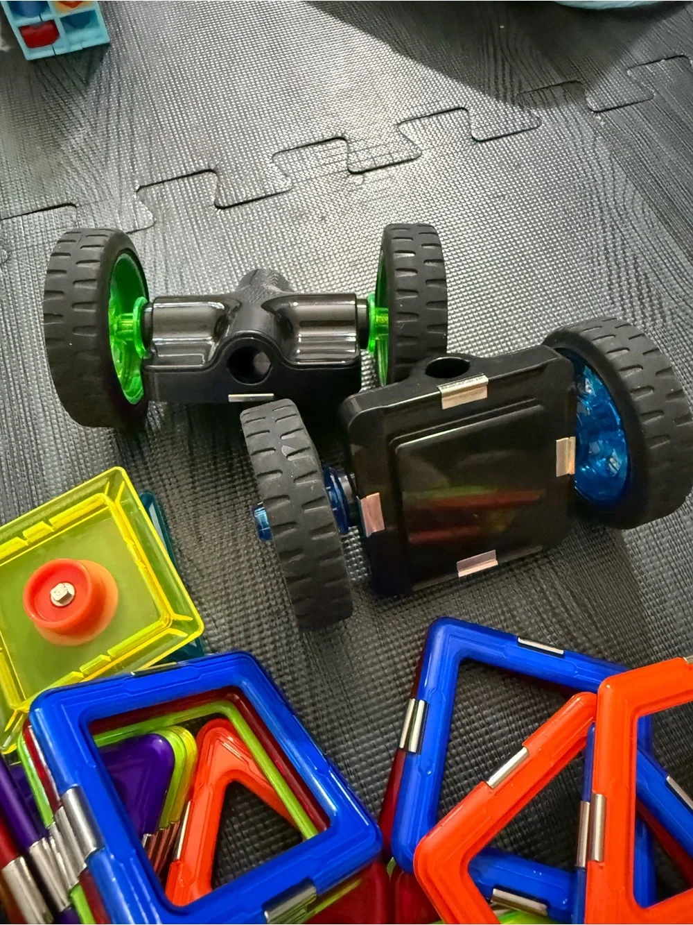 GeoSmart GeoSphere 31-Piece Magnetic Building Set with Spinner Base